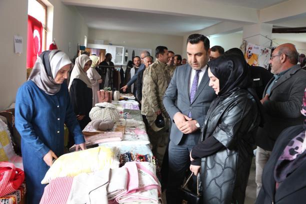 Karlıova’da kursiyerlerin el emeği ürünleri sergilendi
