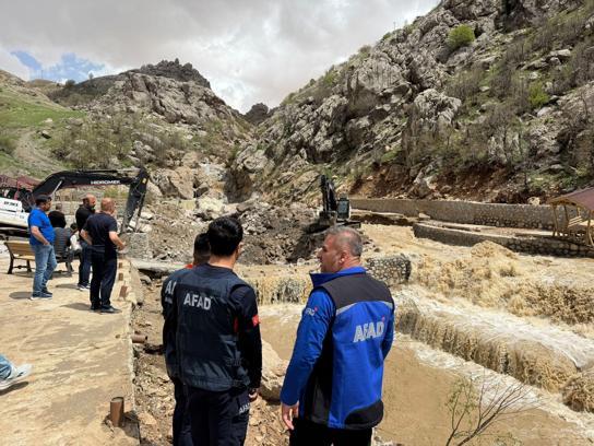 Beytüşşebap'ta dereler taştı; köprüler yıkıldı, araçlar suya kapıldı (3)