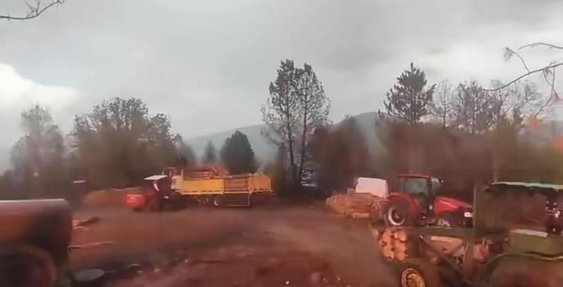 Orman işçilerinin yakınına yıldırım düştü; o anlar kamerada