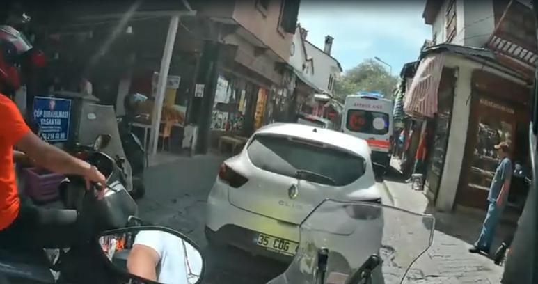 Park halindeki otomobil ambulansa engel oldu