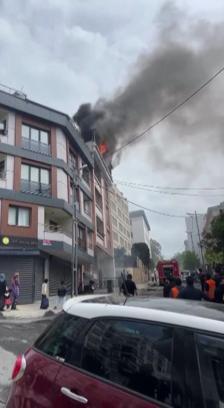 Küçükçekmece'de 4 katlı binanın çatı katında çıkan yangın söndürüldü