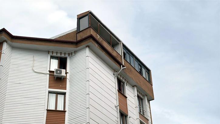 Apartmanın terasında çıkan yangında 2 kişi dumandan etkilendi