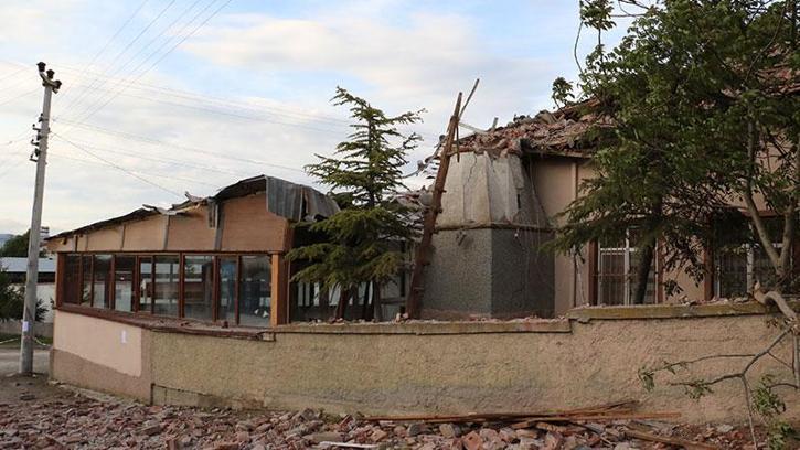 Eskişehir’de yıldırım düşen caminin minaresi yıkıldı, imam yaralandı