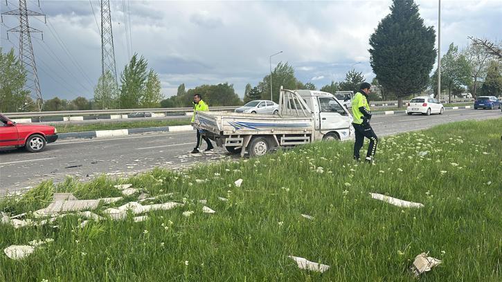 Otomobilin çarptığı kamyonetteki 2 kişi yaralandı