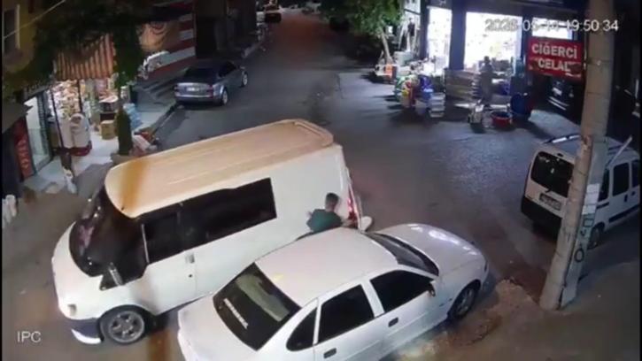 Manerva yapan minibüs ile otomobil arasında kaldı, o anlar kamerada