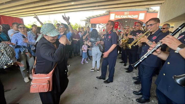 Balkan Pazarı, bando konseri ile renklendi; turistler dans edip, göbek attı