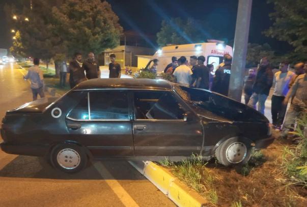 Aydınlatma direğine çarpan otomobilin sürücüsü yaralandı