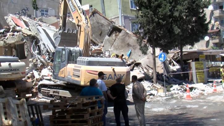 Küçükçekmece'de yıkımı yapılan bina çöktü; bitişiğindeki apartman tahliye edildi