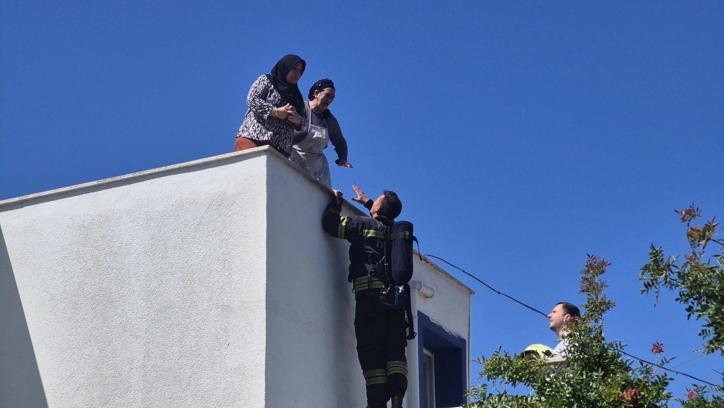 3 katlı binada yangın; çatıda mahsur kalan 2 kadın kurtarıldı