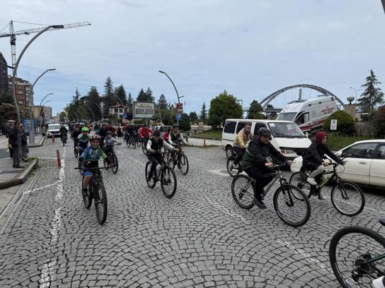 Rize'de 19 Mayıs coşkusu; bisiklet turunda 4 kilometre pedal çevirdiler