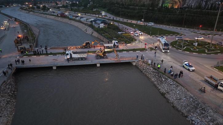 Tokat’ta Çedaş Kavşağı Köprüsü’nün yıkımına başlandı