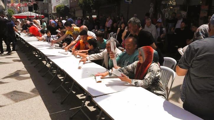3 saatte hazırlanan 80 metrelik kebap, kısa sürede tüketildi