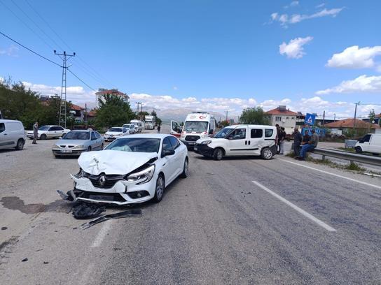 Malatya'da hafif ticari araç ile otomobil çarpıştı;2 yaralı
