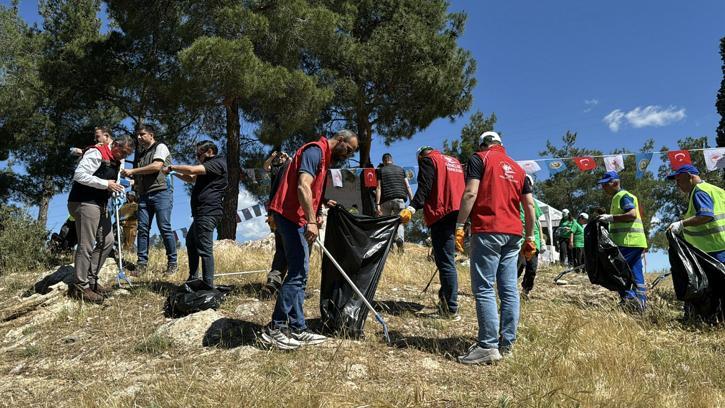 Aydın'da 'Orman Benim' kampanyası kapsamında temizlik çalışması yapıldı