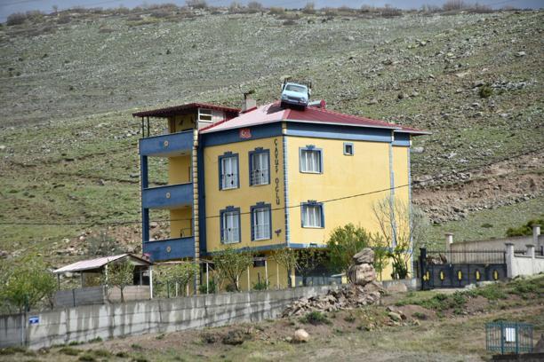Niğde'nin köyünde Karadeniz'i aratmayan tutku; evin çatısına Anadol yerleştirdi