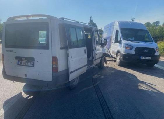 Minibüsler çarpıştı: 4 yaralalı