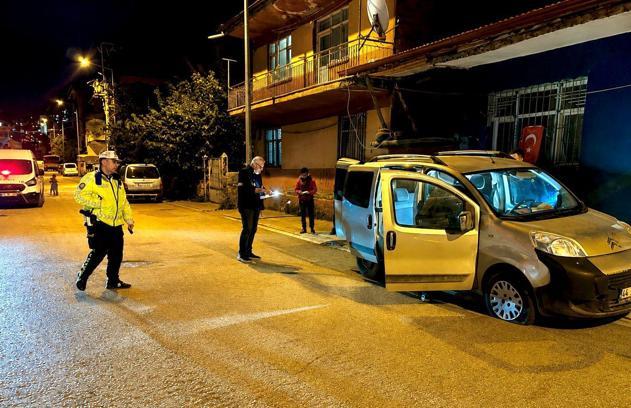 Hafif ticari araç, seyyar el arabasına çarptı; 3 yaşındaki çocuk yaralandı