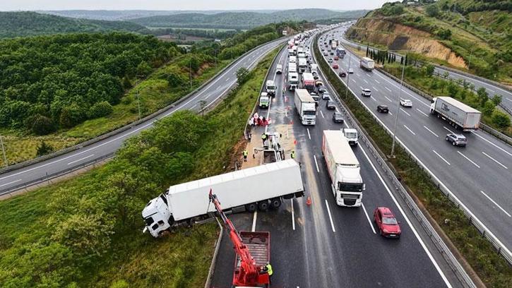Beykoz'da 3 aracın karıştığı zincirleme kazada bariyerleri aşan TIR, yolun dışına çıktı