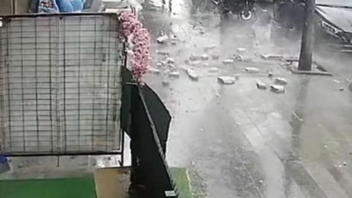 Küçükçekmece'de 5 katlı binanın dış cephesinden kopan parçalar sokağa düştü
