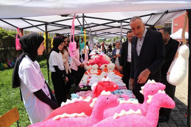 TÜBİTAK projelerini ve el emeği ürünleri sergilediler