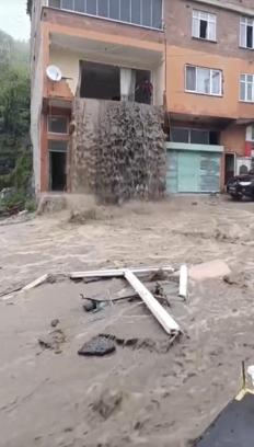 Sel suları evin içinden geçip balkondan caddeye aktı