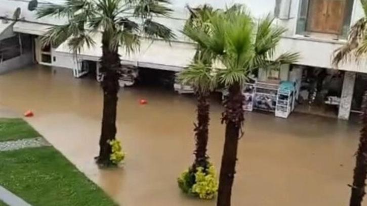 Düzce'de sağanak; ev ve işyerlerini su bastı
