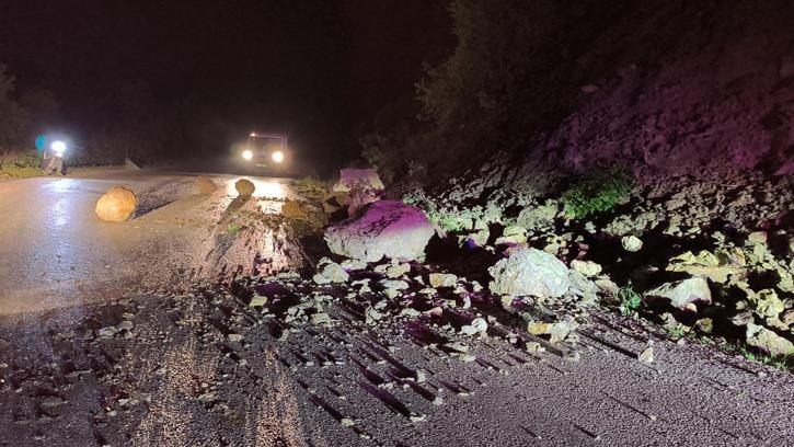 Tokat’ta yağış nedeniyle yamaçtan kopan kaya parçaları yola savruldu