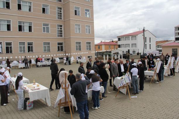 Karlıova’da bilim fuarı ve resim sergisi açıldı