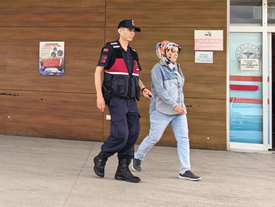 Hamamda müşterinin kredi kartını çalıp alışveriş yapan 2 şüpheliden 1'i tutuklandı