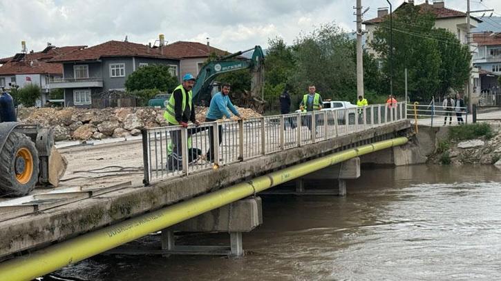 Taşkın riskine karşı Turhal'da köprüler sökülüyor