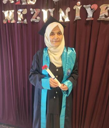 65 yaşında üniversiteden mezuniyet sevinci yaşadı