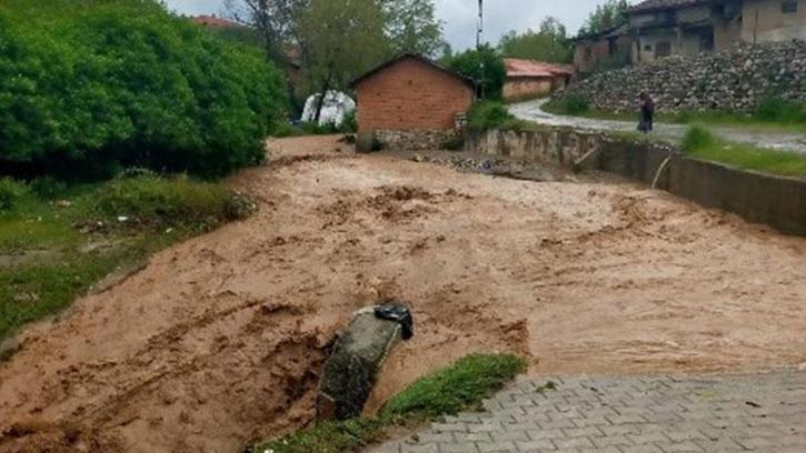 Çorum'da dolu ve sağanak sele neden oldu