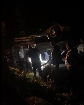 Küçükbaş hayvan yüklü kamyonet devrildi; 1'i ağır, 2 yaralı