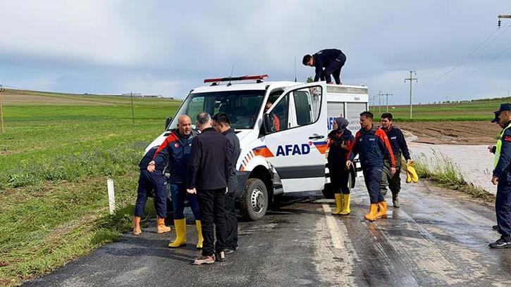 Kırşehir'de şiddetli sağanak; Tarım arazileri ve yollar göle döndü