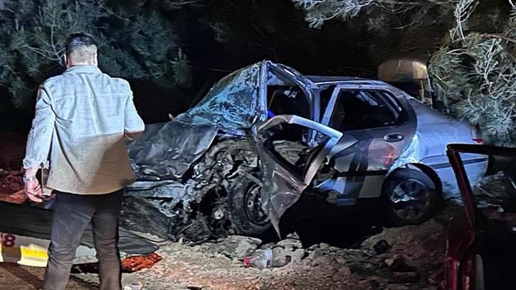 Adana'da iki otomobil çarpıştı: 2 ölü, 3 yaralı