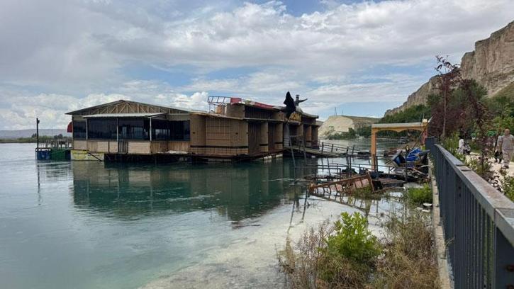 Atatürk Barajı’nın kapakları açıldı, Fırat Nehri’nin kıyısındaki mesire alanını su bastı