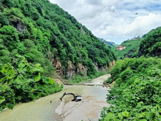 Derede balık avlarken yeğeniyle akıntıya kapılan amcayı arama çalışmaları sürüyor; son anları kamerada