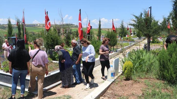 Kurban Bayramı arifesinde mezarlıkta ‘6 Şubat’ acısı