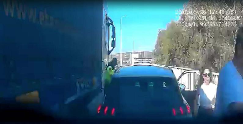 TIR’ın çarptığı uzman çavuş yaralandı; kaza kamerada