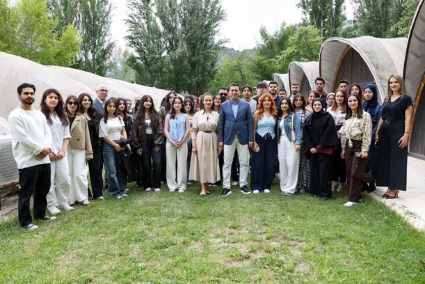Vali Aygöl, sınavlardan dolayı memleketine gidemeyen öğrencilerle kahvaltıda buluştu