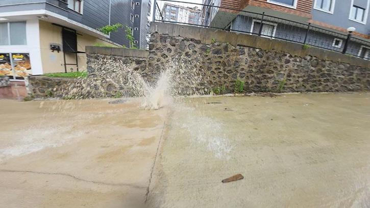 Rize'de sağanak; yollar göle döndü