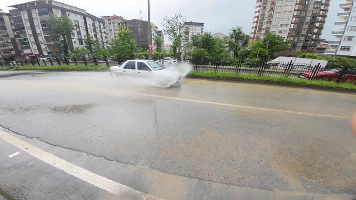 Rize'de sağanak; yollar göle döndü