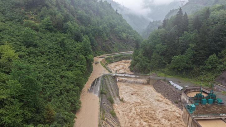 Giresun'da sağanak; dereler taştı, yol ulaşıma kapatıldı