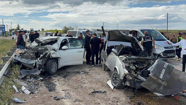 Kırıkkale'de iki otomobil çarpıştı: 3 ölü, 6 yaralı