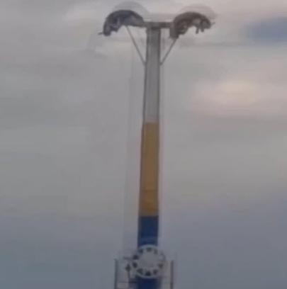 Lunaparkta arızalanan oyuncakta baş aşağı mahsur kaldılar