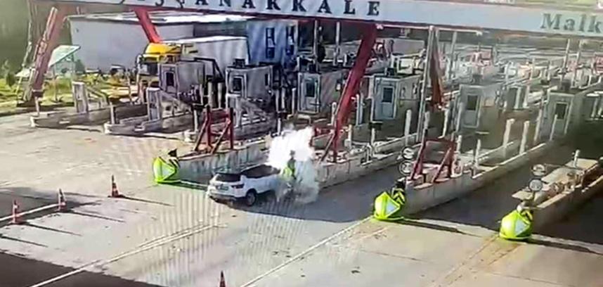 Otoyol gişelerine çarpan otomobildeki karı-kocayı ölüm ayırdı; kaza anı kamerada