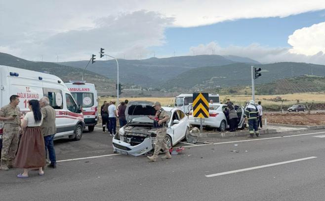 Gaziantep’te iki otomobil çarpıştı; 1'i çocuk 5 yaralı