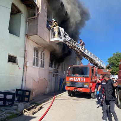 Evde çıkan yangından, pencereye uzatılan merdivenle kurtarıldılar