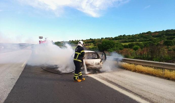 Gaziantep’te seyir halindeki otomobil yandı
