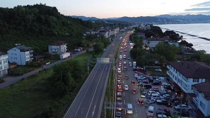 Bayram tatili dönüşü Karadeniz Sahil Yolu'nda yoğunluk